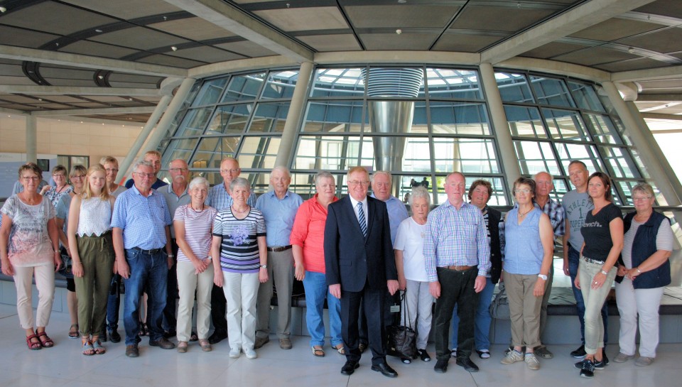 Reinhold Sendker MdB mit seinen Westkirchener Gästen auf der Fraktionsebene im Reichstag