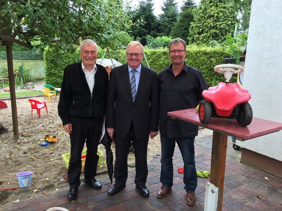 (v.l.) Heinz Wessel, Reinhold Sendker MdB und Martin Fiehe im Garten der „Pfützen-Hüpfer“