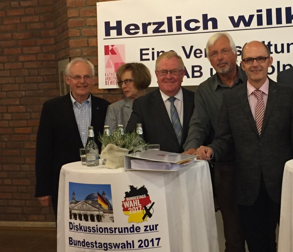 (v.l.) Friedhelm Lakenbrink (Kolpingfamilie), Maria Reismann (KAB), Reinhold Sendker MdB, Reiner Jenkel und Moderator Dieter van Stephaudt