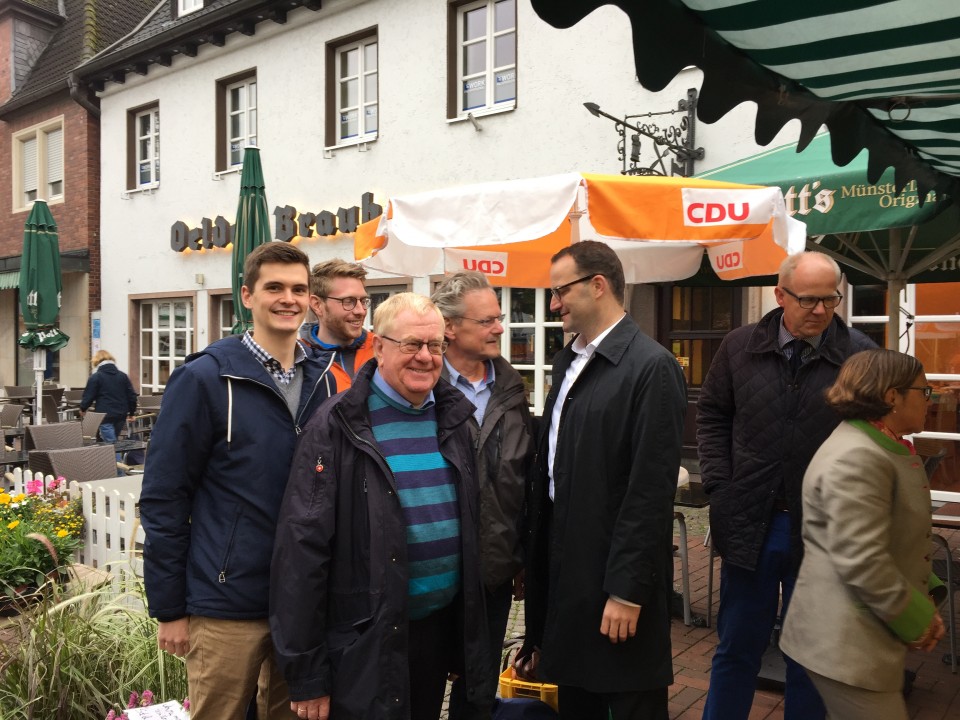 Jens Spahn und Reinhold Sendker im Straenwahlkampf in Oelde.