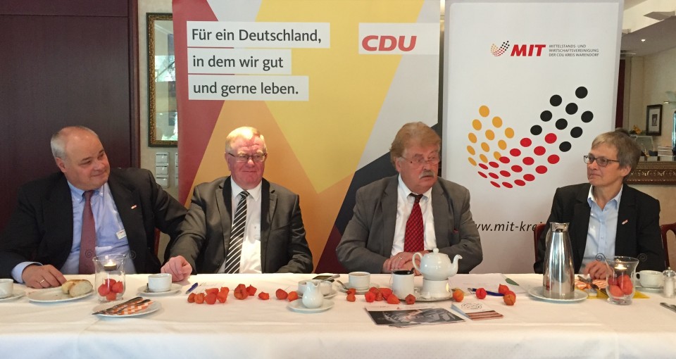 v.l.: Stefan Knoll (Beisitzer MIT), Reinhold Sendker MdB, Elmar Brok MdEP und die MIT-Vorsitzende Susanne Block 