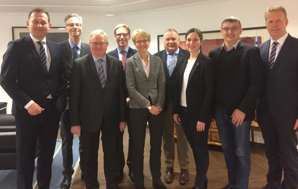 (v.l.) Dietmar Panske MdL, Vizeprsident Dr. Ansgar Scheipers, Reinhold SendkerMdB, Marc Henrichmann MdB, Reg. Prsidentin Dorothee Feller, Josef Hovenjrgen MdL, Heike Wermer MdL, Wilhelm Korth MdL und Henning Rehbaum MdL