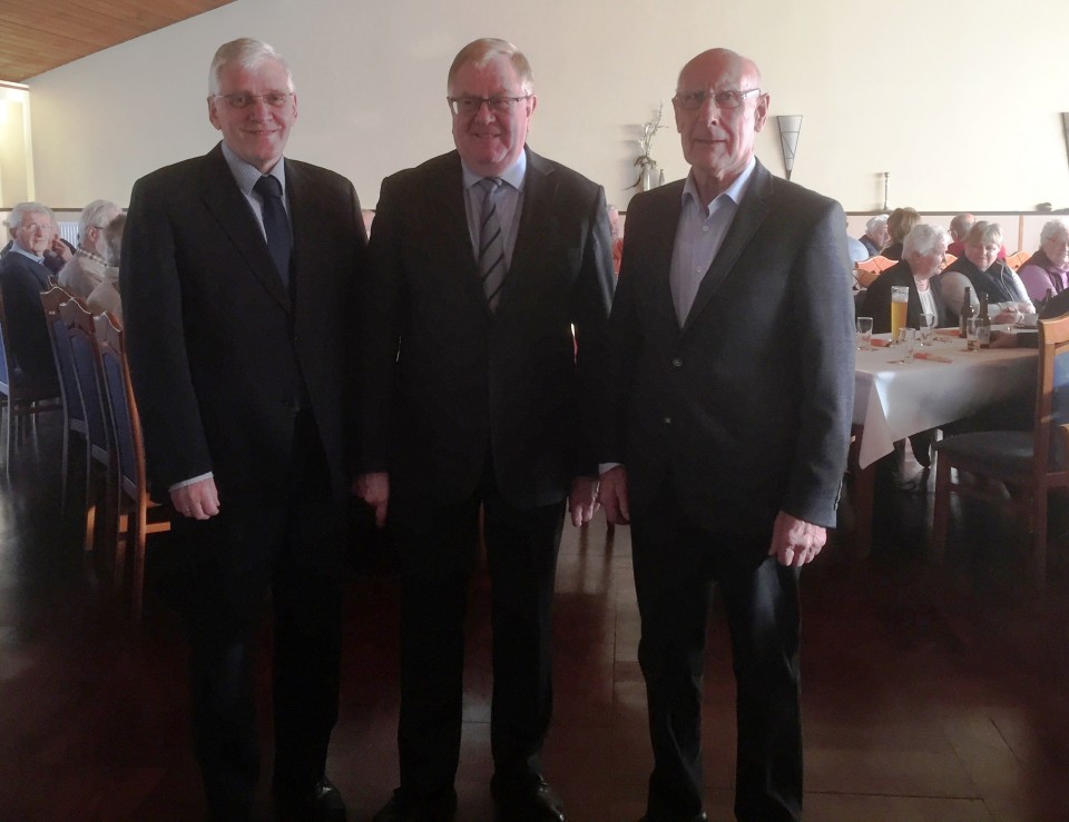 (v.l.) Bürgermeister Josef Uphoff, Reinhold Sendker MdB und der Vorsitzende der Senioren Union August Budde.