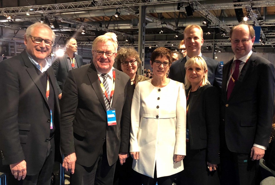 (v.l.) Dr. Wolfgang Kirsch, Reinhold Sendker MdB, Astrid Birkhahn, Annegret Kramp-Karrenbauer, Henning Rehbaum MdL, Elke Duhme und Landrat Dr. Olaf Gericke