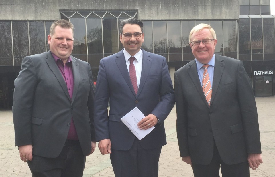 Vor dem Ahlener Rathaus: Kmmerer Dirk Schlebes, Brgermeister Dr. Alexander Berger und  Reinhold Sendker MdB