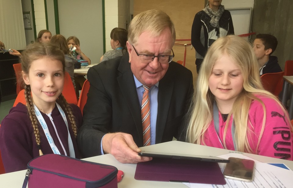 (v.l.) Jette Brggemann, Reinhold Sendker MdB und Sylvie Kunstleve bei der Medieninformation im Workshop.