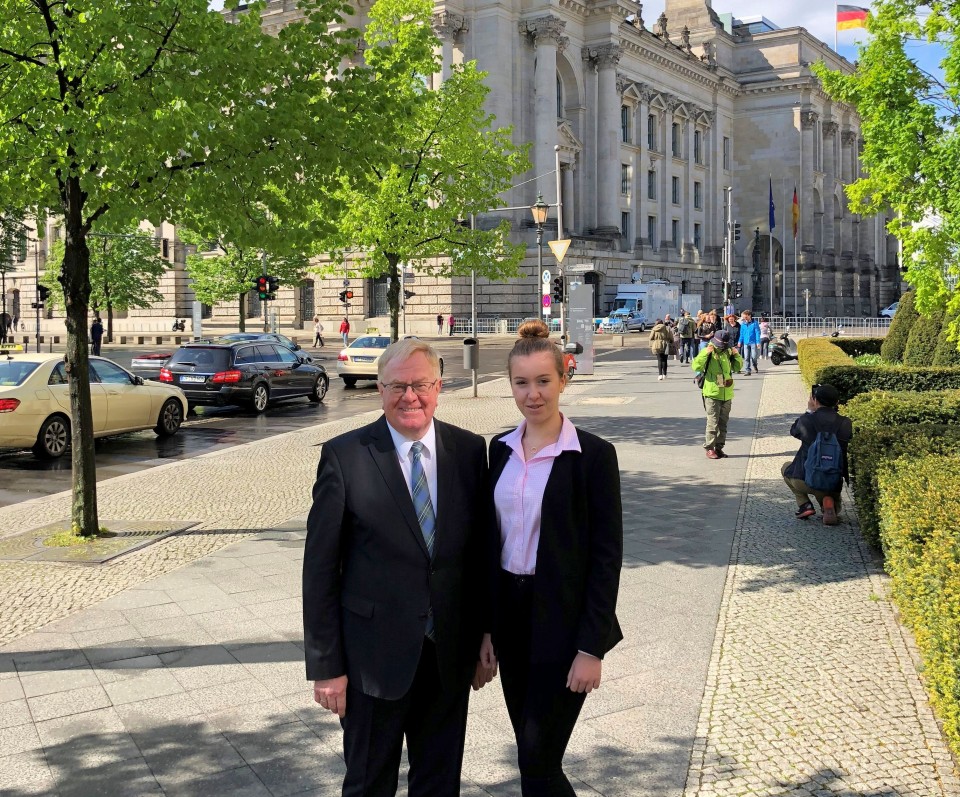 Reinhold Sendker MdB mit Lisa Elaine Wrede vor dem Reichstag in Berlin