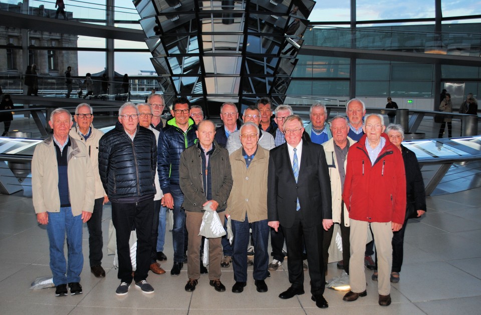 Reinhold Sendker mit den Gsten aus Warendorf auf dem Dach des Reichstags.