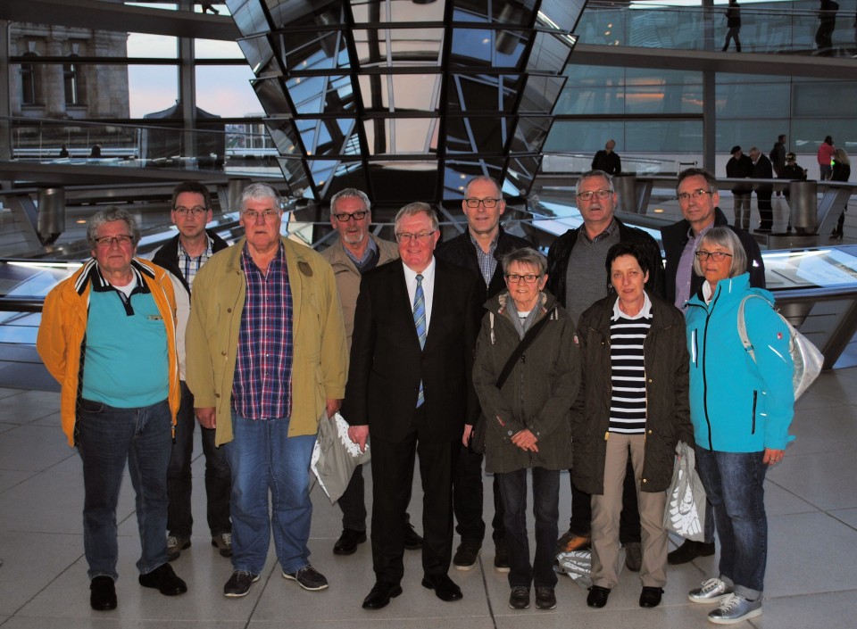Reinhold Sendker mit den Oelder Gästen in der Kuppel auf dem Reichstag.