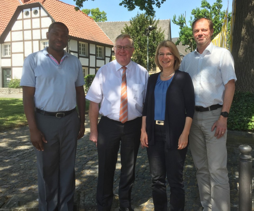 (v.l.) John Uzuh, Reinhold Sendker MdB, Marion Kahn und Jochen Kriegeskorte