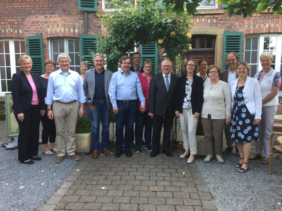Mitglieder des Koordinierungsauschusses der Caritasverbände im Kreis Warendorf diskutierten auf Hof Lohmann mit Reinhold Sendker