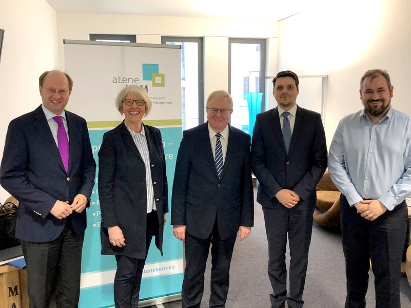 Positive Signale fr ihre Glasfaser-Strategie beim Netzausbau erhielten in Berlin Landrat Dr. Olaf Gericke, gfw-Geschftsfhrerin Petra Michalczak-Hlsmann und MdB Reinhold Sendker, die mit Johannes Feldmann und Ulf Freienstein (v.l.n.r.) vom Breitbandbr