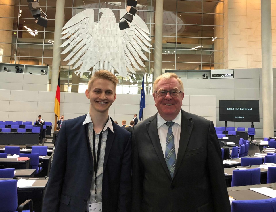 Reinhold Sendker und Adrian Grimpe im Plenarsaal des Reichstages.
