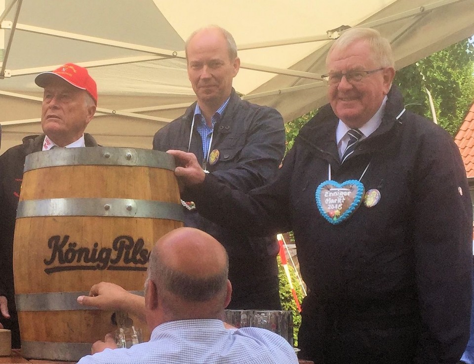 Reinhold Sendker MdB und Daniel Hagemeier MdL beim Fassanstich auf dem Enniger Markt