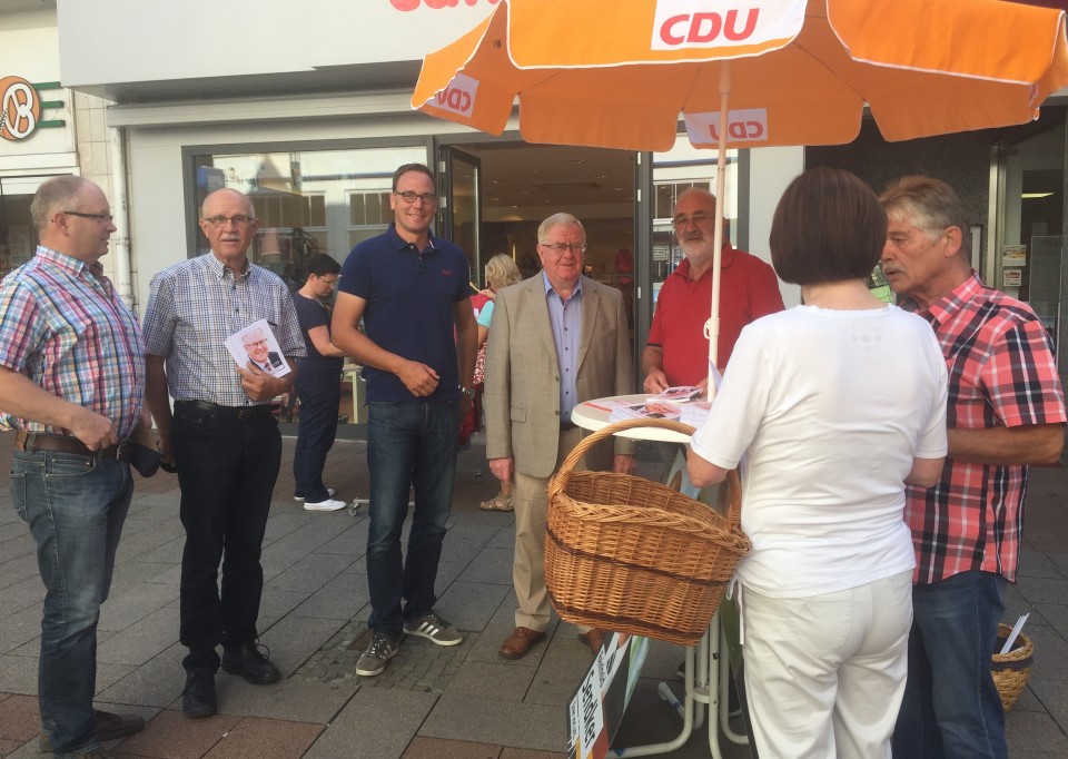 (v.l.) Reinhold Sendker MdB im Gesprch mit Josef Schumacher, Lothar Stumpenhorst, Markus Hner, Reinhard Amann und Peter Goriss