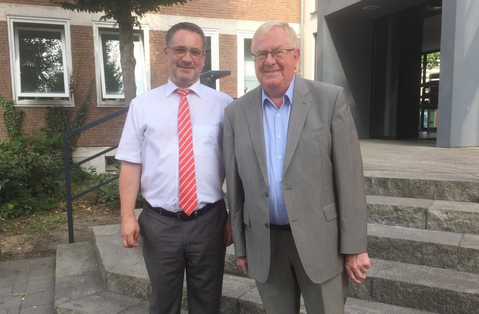 Reinhold Sendker MdB und Brgermeister Axel Linke vor dem Warendorfer Rathaus.