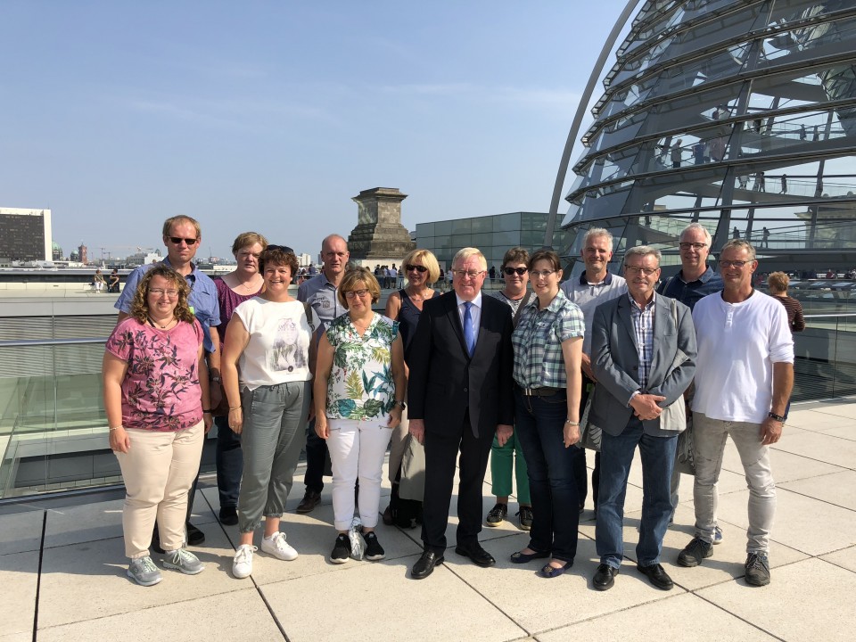 Reinhold Sendker mit seinen Gsten aus dem Kreis Warendorf vor der Reichstagskuppel