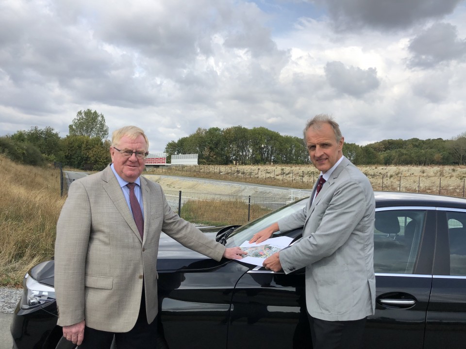 Reinhold Sendker und Brgermeister Dr. Strothmann studieren die Bauplne an der Baustelle. 