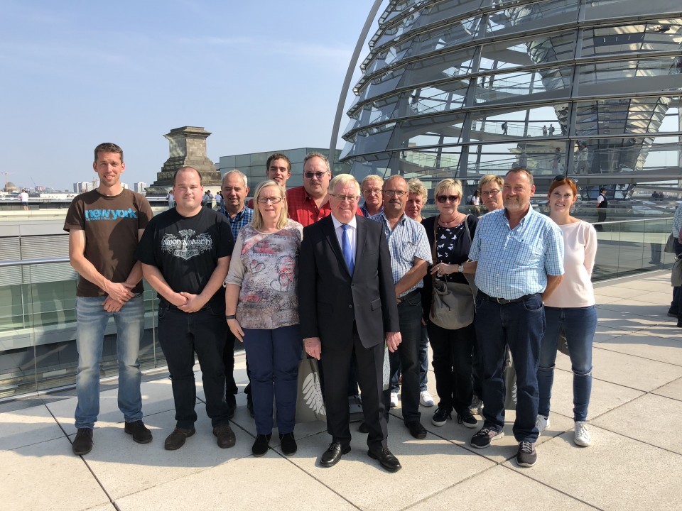 Reinhold Sendker mit den Gsten aus Sassenberg auf dem Dach des Reichstages.