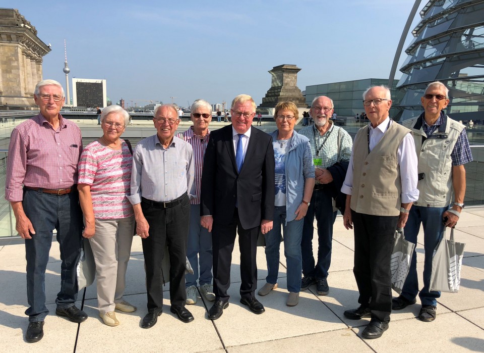 Reinhold Sendker MdB mit den Mitgliedern des Beckumer Martinstreffs auf dem Dach des Reichstags