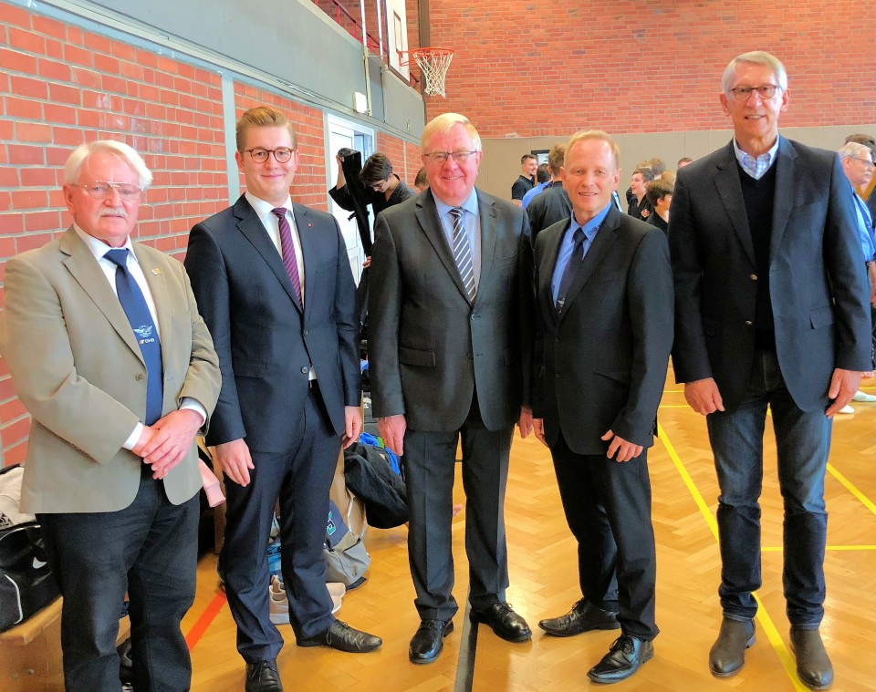 vlnr: Werner Bakalorz (1967 Grndungsmitglied des ersten Hapkido - Vereins in Deutschland), H. Baldus (Sparkasse Oelde), Reinhold Sendker MdB, Volker Gsling (DHB - Prsident) und Karl-Friedrich Knop (Brgermeister der Stadt Oelde)