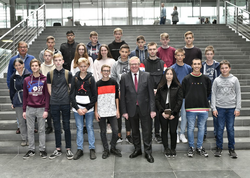 Reinhold Sendker MdB mit den Schlerinnen und Schlern der Verbundschule Everswinkel sowie deren Lehrkrften im Paul-Lbe-Haus des Deutschen Bundestages (Bildnachweis: DBT/ Inga Haar)