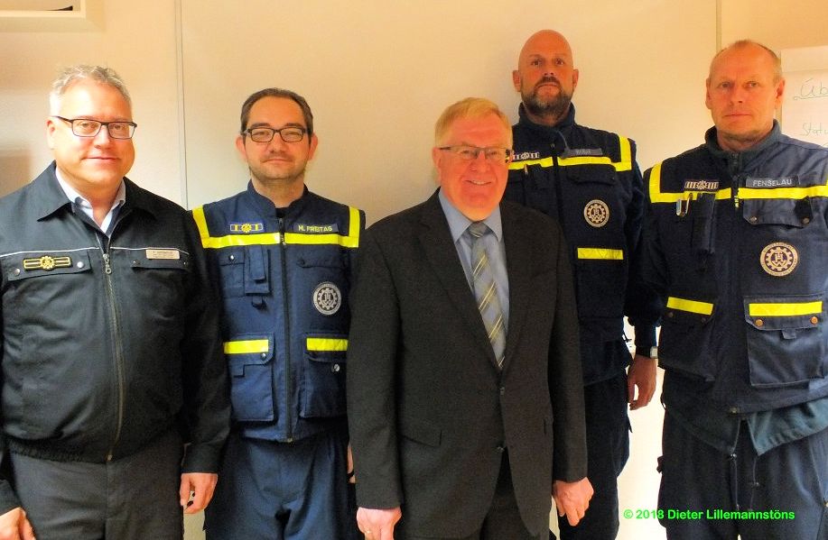 (v.l.): Frank Achterholt (Leiter THW-Regionalstelle Mnster), Markus Freitag (Ortsbeauftragter THW-OV Oelde), Reinhold Sendker (MdB), Thorsten Koch und Klaus Fenselau (beide THW OV Oelde)