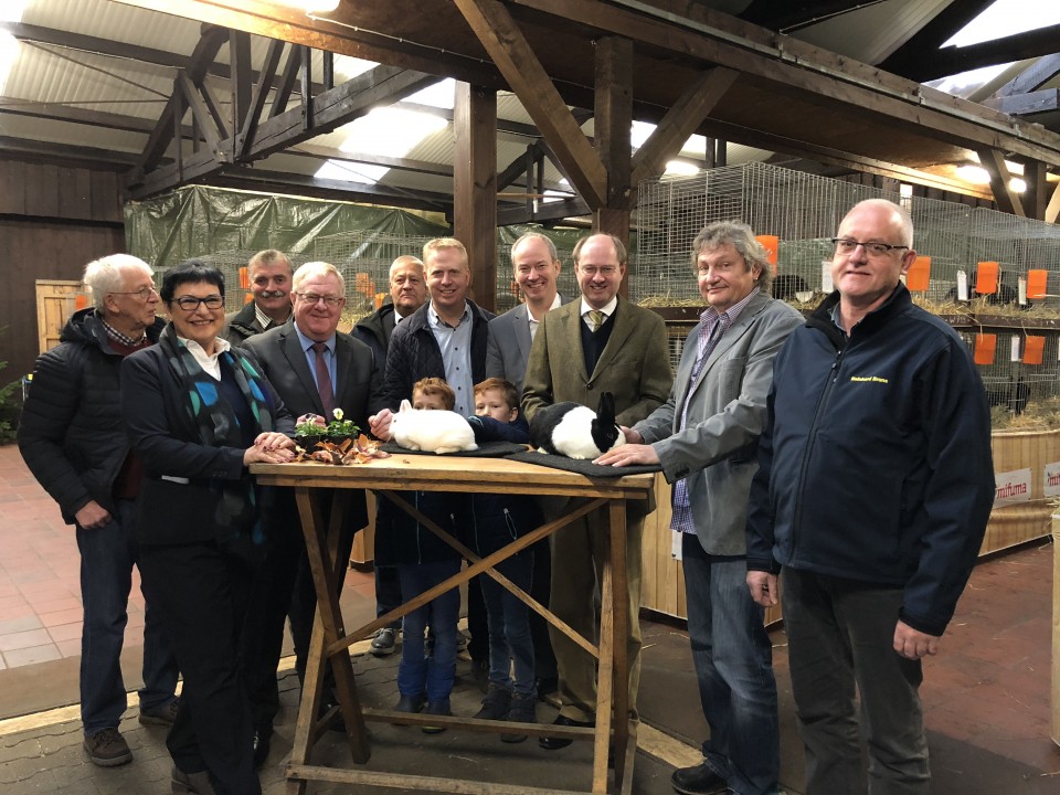 Reinhold Sendker MdB mit Ausstellern und Gsten bei der 82. Kreisverbandsschau in der Einener Schtzenhalle