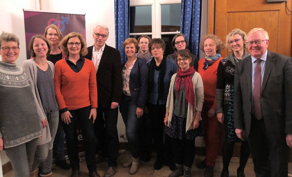 Trafen sich zu einem intensiven Gedankenaustausch: Reinhold Sendker MdB, Bernhard Daldrup MdB (SPD) und das Kreisfrauenforum