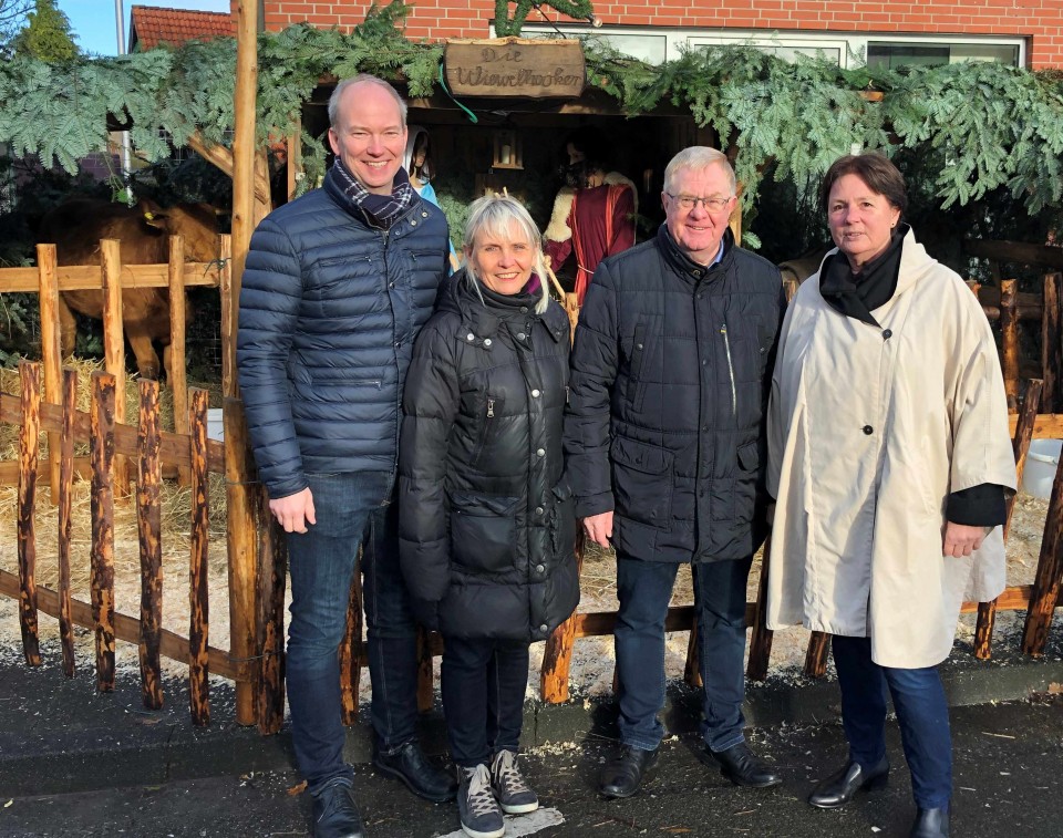 Vor der Krippe mit echten Tieren: (v.l.) Daniel Hagemeier MdL, Gabi Duhme, Reinhold Sendker MdB und Friederike von Hagen-Baaken. 