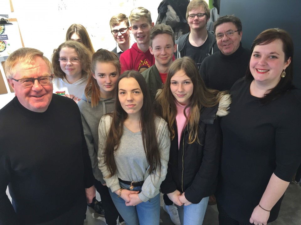 Reinhold Sendker mit den Schülern der Hauswirtschafts-AG der Overbergschule Ahlen.
