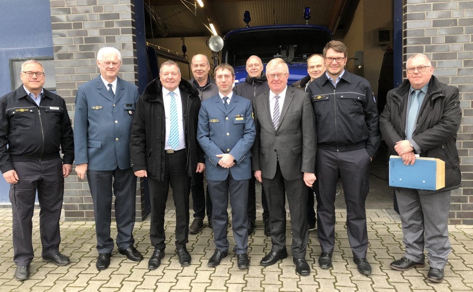 v.l.: Frank Achterholt, Dr. Hans-Ingo Schliwienski, Brgermeister Wolfgang Annen, Hubertus Hermanns, Mario Raab, Dr. Michael Knig, Reinhold Sendker MdB, der Prsident der THW-Bundesvereinigung Marian Wendt MdB, Bernhard Everwin und Johannes Hildebrandt  