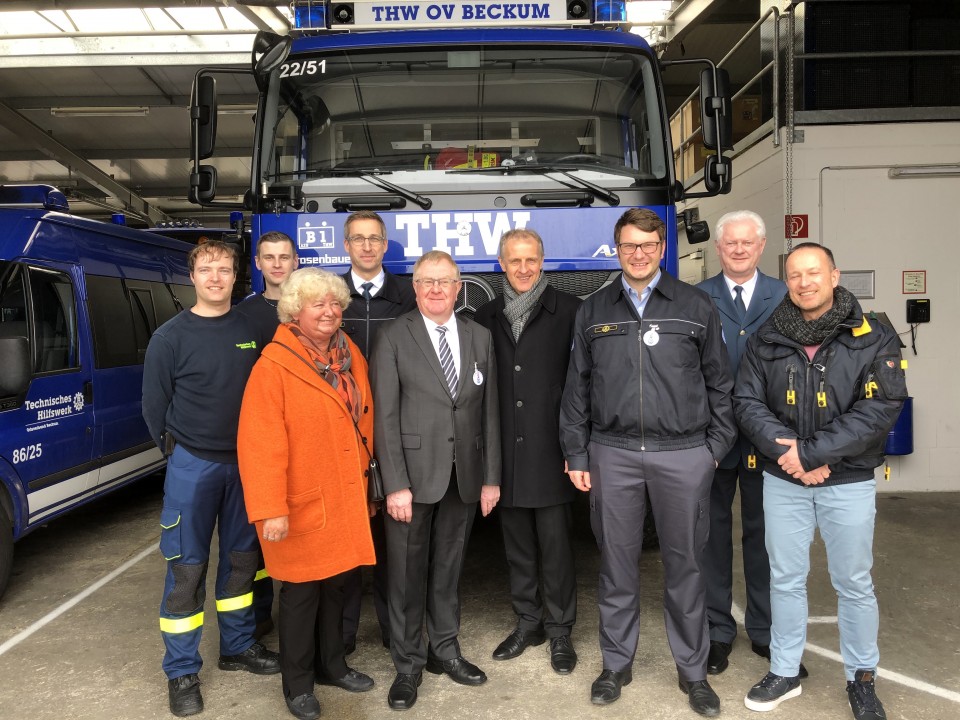 v.l.: Marius Halbur, Dennis Trantow, Resi Gerwing, Ralf Pelkmann, Reinhold Sendker MdB, Brgermeister Dr. Karl-Uwe Strohmann, Prsident der THW-Bundesvereinigung Marian Wendt MdB, Dr. Hans-Ingo Schliwienski und Andreas Khnel 