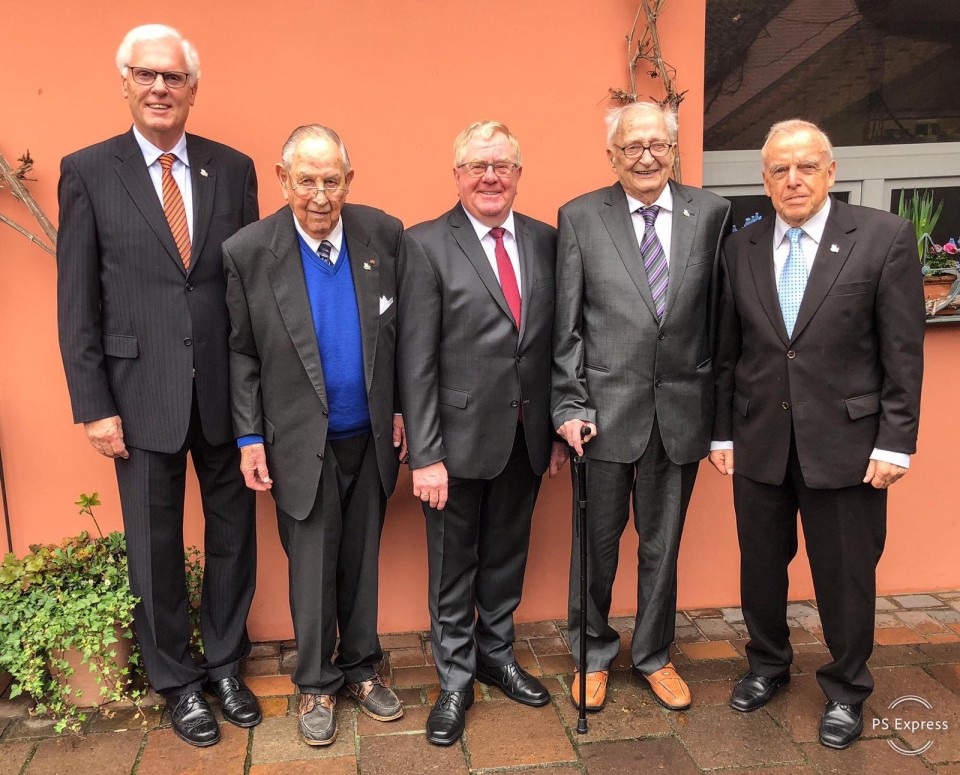 Ein historisches Bild: Der Kreisvorsitzende Reinhold Sendker MdB (Mitte) verteilt die Ehrenmitgliedschaft an (v.l.) Dr. Peter Paziorek, Hans Schoppmeyer, Leo Wolters und Berni Recker. Auf dem Foto fehlt das neue Ehrenmitglied Herbert Faust.