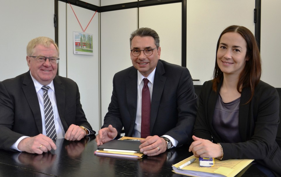 Reinhold Sendker MdB, Dr. Alexander Berger und Daniela Noack setzen sich ein gegen Einbuen bei der hausrztlichen Notfallpraxis. 