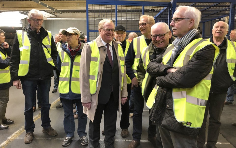 Reinhold Sendker mit Mitgliedern der SU.Beelen bei der Betriebsbesichtigung  bei Dingwerth Logistik.