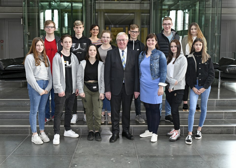 Die Kochgruppe der Ahlener Overbergschule zusammen mit Reinhold Sendker MdB im Paul-Löbe-Haus des Deutschen Bundestages