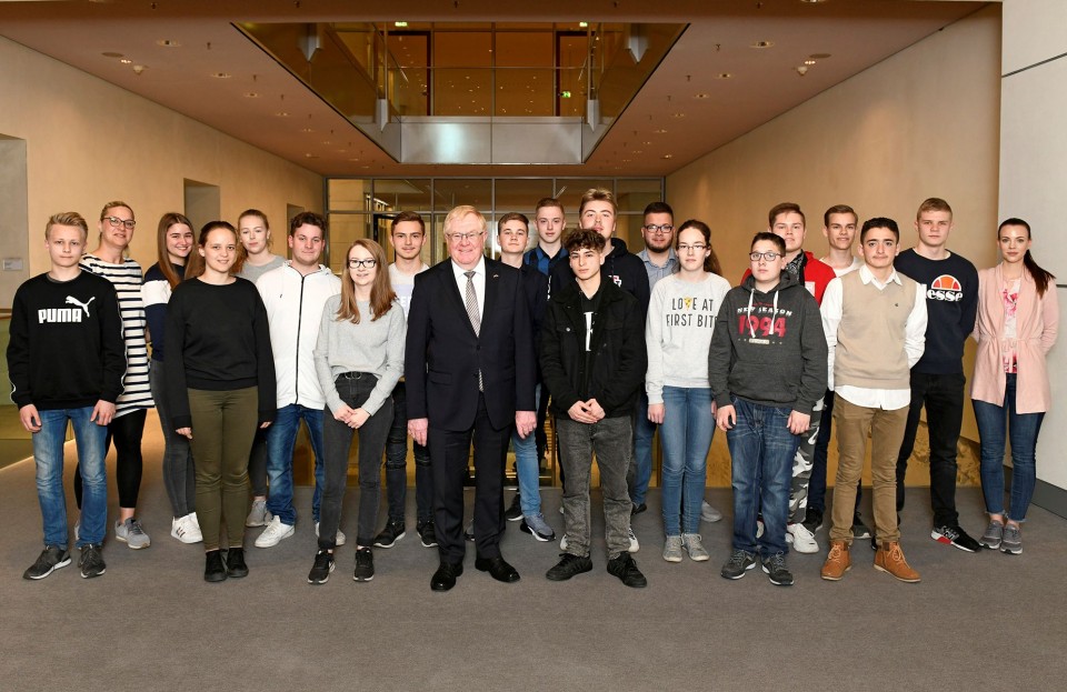 Reinhold Sendker MdB zusammen mit Schlerinnen, Schlern und Lehrkrften der Sekundarschule Beckum im Reichstag