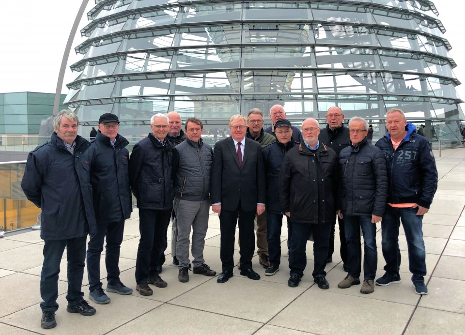 Reinhol Sendker MdB mit der Ehrenabteilung der Sendenhorster Feuerwehr auf dem Dach des Reichstags