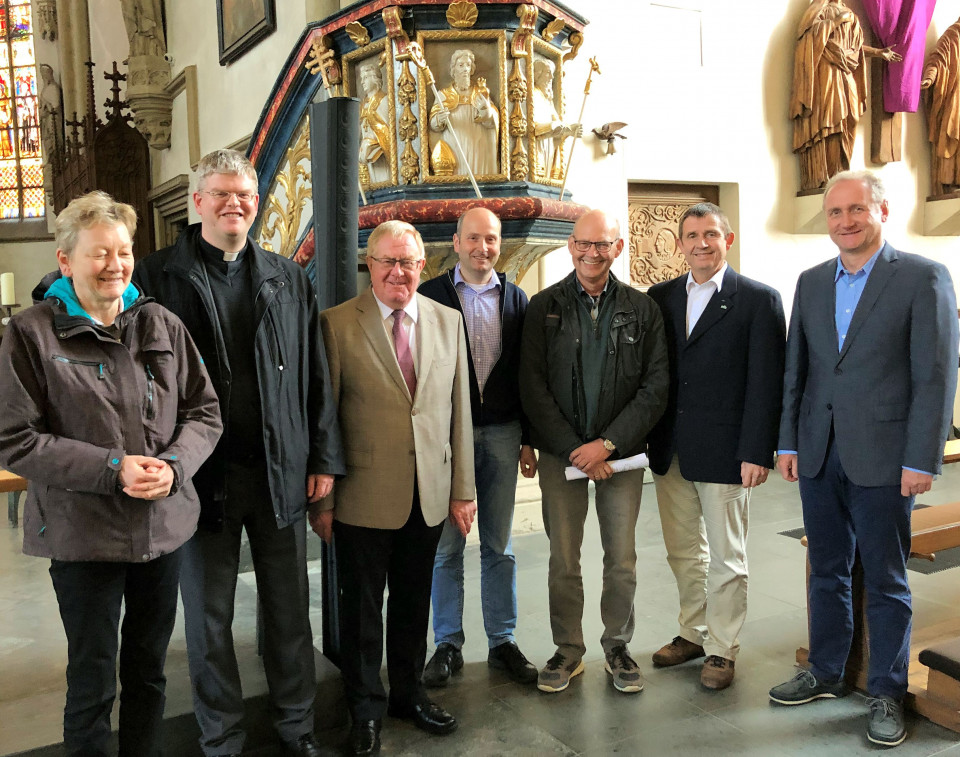 Das Foto zeigt von links: Marietheres Luster-Haggeney, Pfarrer Martin Klüsener, Reinhold Sendker MdB, Klaus Grothues, Eugen Teigeler, Rudolf Luster-Haggeney und Jürgen Rühl.
