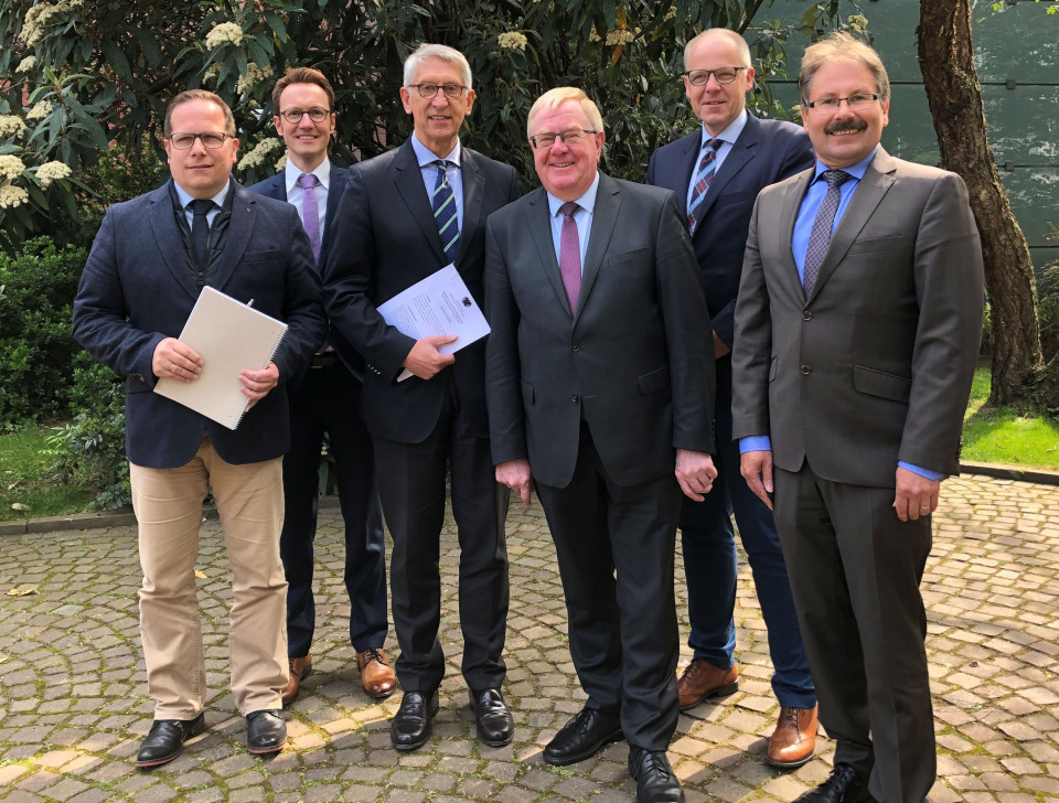 Von links: Andr Leson (Stadtbaurat), Jakob Schmid (Leiter Fachbereich 1), Brgermeister Karl-Friedrich Knop, Reinhold Sendker MdB, Christoffer Siebert (Vorsitzender CDU-Stadtverband Oelde) und Michael Jathe (Erster Beigeordneter)