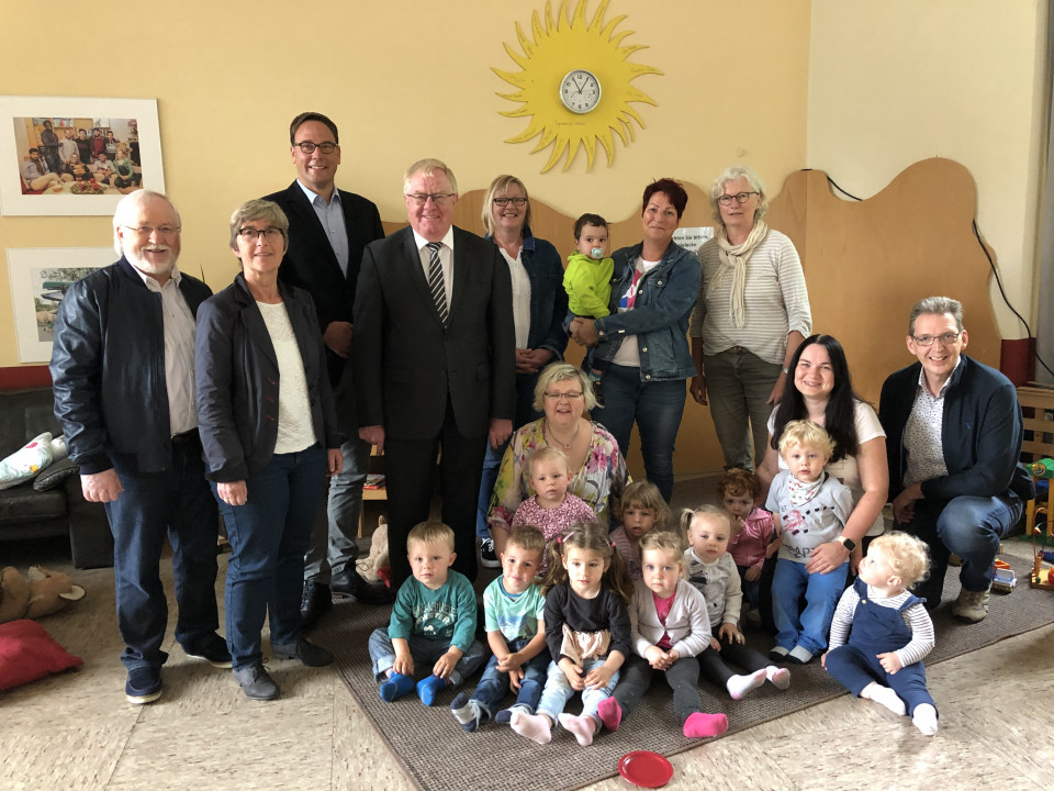  Lisa Heese, Markus Hner,  Rudi Goriss, Reinhold Sendker MdB,  Brigitte Boblies-Tielker, Dagmar Lange und Bernd Matuszek mit Tagesmttern und Kindern des Mtterzentrums Beckum