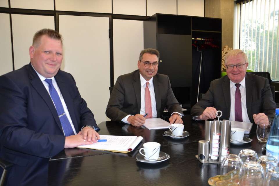 Reinhold Sendker (rechts), Brgermeister Dr. Alexander Berger (Mitte) und Kmmerer Dirk Schlebes bei ihrem turnusmigen Gesprch im Ahlener Rathaus