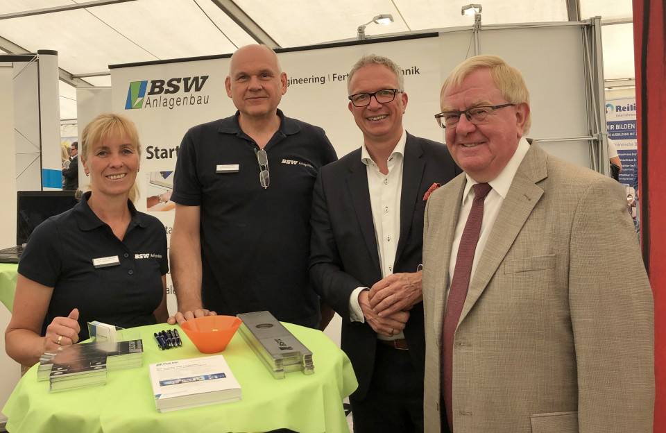 Bild v. links: Martina Knoche (Personalreferentin BSW), Stephan Berekoven (Ausbildungsleiter BSW), Frank Tischner (Hauptgeschftsfhrer Kreishandwerkerschaft) und Reinhold Sendker MdB