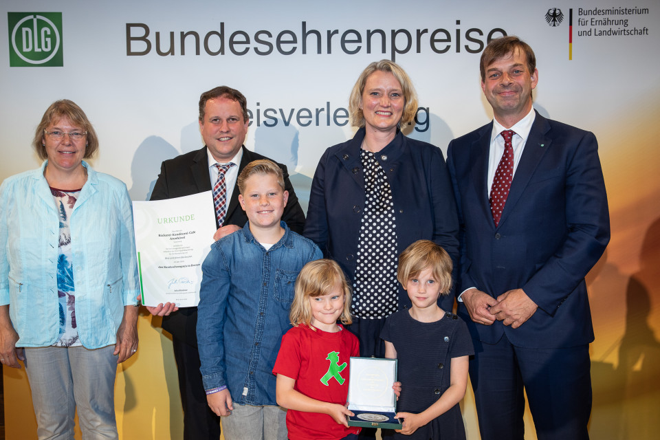 Ministerialdirektorin Dr. Katharina Bttcher (links), berreicht gemeinsam mit DLG-Prsident Hubertus Paetow (rechts) Urkunde und Medaille an Martin und Dorothee Arenhvel und ihre Kinder Paul, Elisabeth (1. Reihe links) und Helene