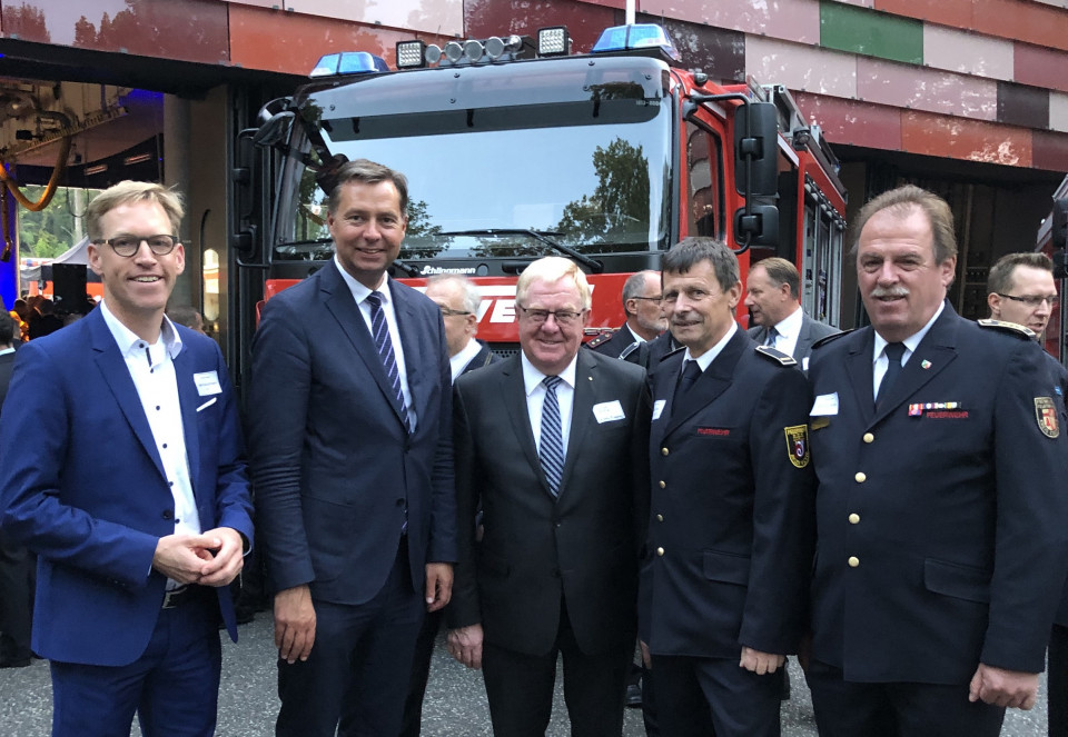 Foto von links: Marc Henrichmann MdB, PStS Stephan Mayer MdB, Reinhold Sendker MdB, AG-Leiter der hauptamtlichen Feuerwachen NRW Walter Wolf und Kreisbrandmeister Christoph Nolte (Coesfeld).