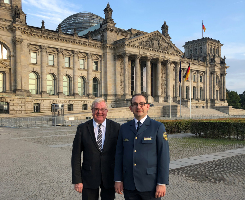 Trafen sich vor dem Reichstag in Berlin: Der THW-Ortsbeauftragte Markus Freitag (rechts) und Reinhold Sendker MdB.