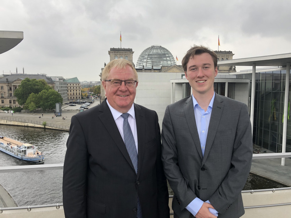 Auf der sogenannten hheren Beamtenlaufbahn: Reinhold Sendker MdB und Praktikant Jens Brning