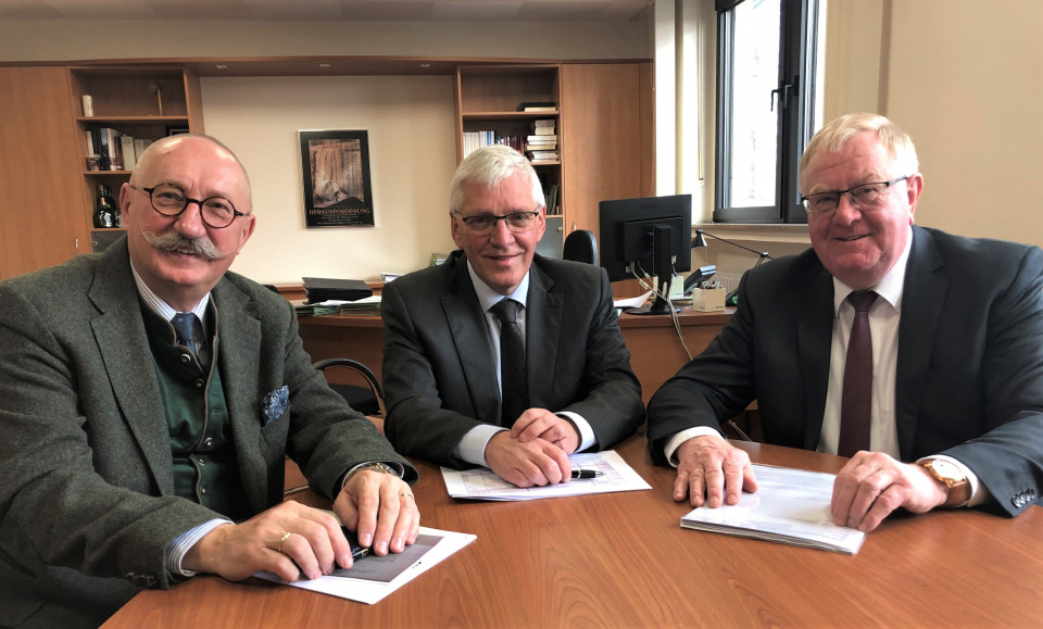v. l.: OU-Vorsitzender Rudi Völler, Bürgermeister Josef Uphoff und Reinhold Sendker MdB