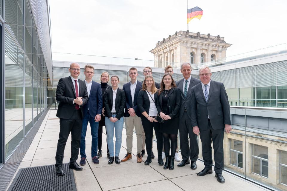 Das Foto (Quelle: CDU/CSU-Bundestagsfraktion) zeigt (vlnr): den CDU/CSU-Fraktionsvorsitzenden Ralph Brinkhaus MdB, die Besuchergruppe des Beckumer Albertus-Magnus-Gymnasiums, Brgermeister Dr. Karl-Uwe Strothmann und Reinhold Sendker MdB.